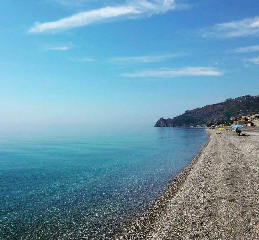 Pozzo Lazzaro Apartments Santa Teresa Di Riva Buitenkant foto